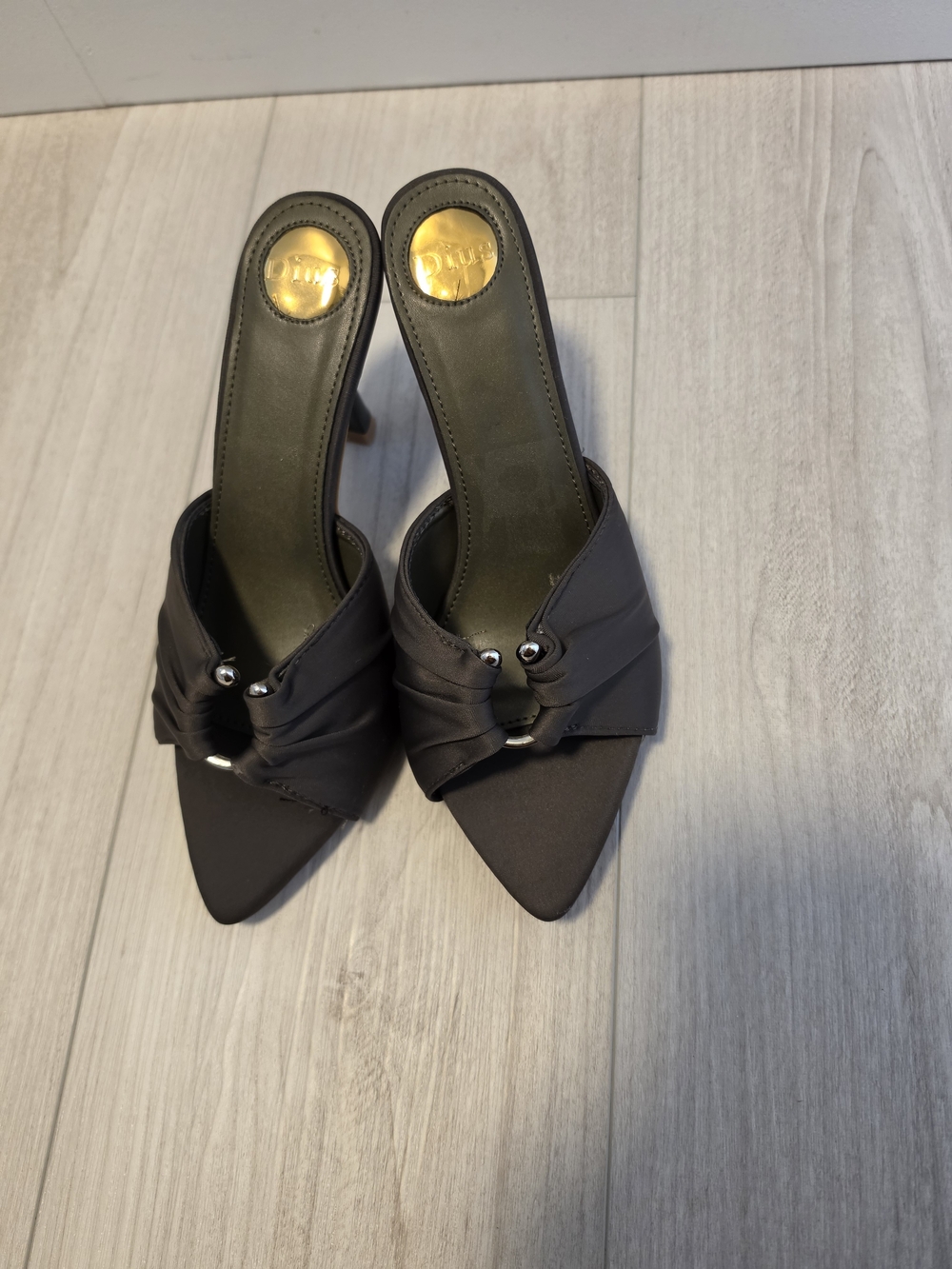 Elegant Olive Green Pointed-Toe Mule Heels with Knot Detail